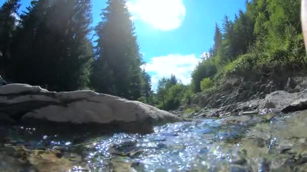 Sehr schöne Berglandschaft mit fließendem Fluss und hellen Spiegelungen — Stockvideo