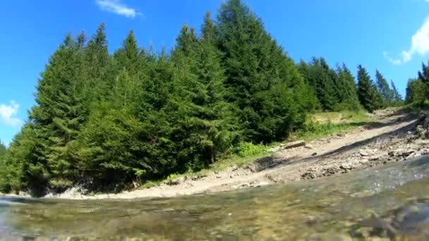 Bela paisagem montanhosa com rio fluindo e reflexão brilhante — Vídeo de Stock