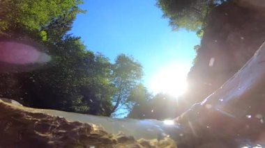 Çok güzel bir dağ manzarası, akan bir nehir ve parlak bir yansıması var.