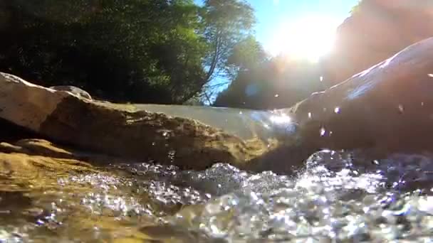 Cena de paisagem de montanha muito bonita com rio fluindo e reflexão brilhante — Vídeo de Stock