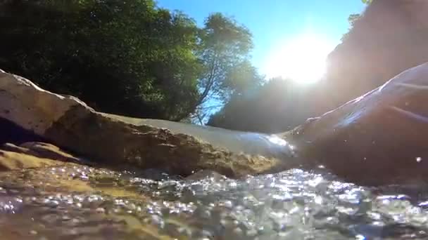 Cena de paisagem de montanha muito bonita com rio fluindo e reflexão brilhante — Vídeo de Stock