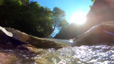 Çok güzel bir dağ manzarası, akan bir nehir ve parlak bir yansıması var.