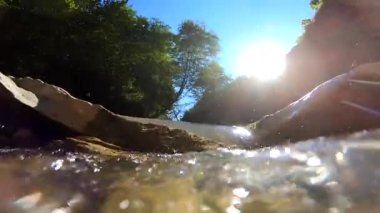 Çok güzel bir dağ manzarası, akan bir nehir ve parlak bir yansıması var.