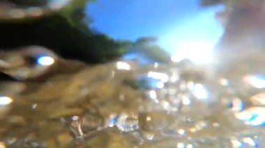 Çok güzel bir dağ manzarası, akan bir nehir ve parlak bir yansıması var.