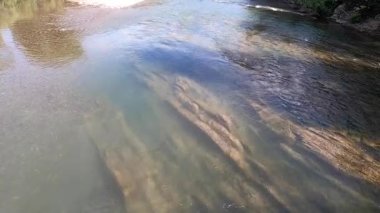 Altında koca bir kaya parçası olan nehir.