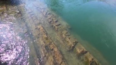 Altında koca bir kaya parçası olan nehir.