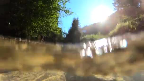 Velmi krásná horská krajina scéna s tekoucí řekou a jasným odrazem — Stock video