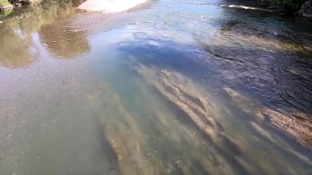 Río con enorme pedazo de roca piedra de acantilado de montaña en el fondo — Vídeos de Stock