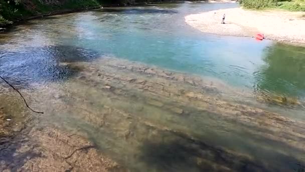 Rio com enorme pedaço de pedra penhasco montanha de rocha no fundo — Vídeo de Stock