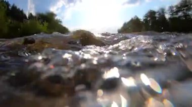 Dağ nehri akıntısı, su yüzeyinin üstünde, su yüzeyine yakın.