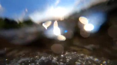 Dağ nehri akıntısı, su yüzeyinin üstünde, su yüzeyine yakın.