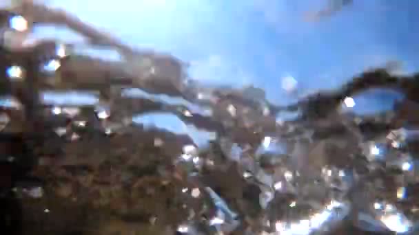 Vue abstraite de l'écoulement de l'eau dans la rivière par le bas — Video