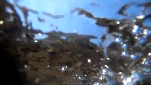 Vista astratta dell'acqua che scorre nel fiume dal basso — Video Stock