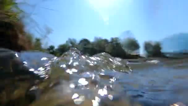 Abstract beeld van het oppervlak van stromende rivier met bokeh witte vlekken van verblinding — Stockvideo