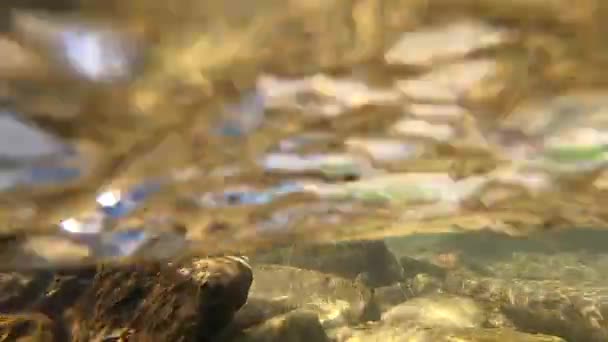 Undervandsvisning og vandoverflade af strømmen fra undersiden – Stock-video