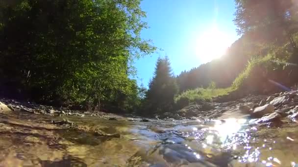 Escena de paisaje montañoso muy hermosa con río que fluye y reflejo brillante — Vídeo de stock