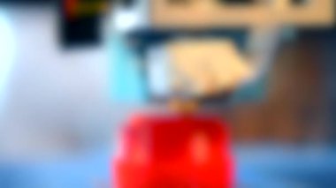 Arka plan bulanık. 3D yazıcı kırmızı formu kapatılıyor,