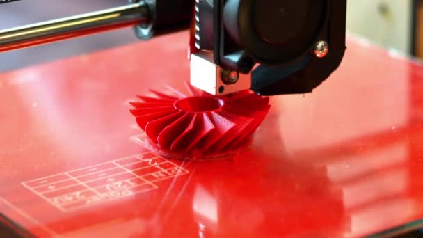 Oggetti creati su una stampante 3D da plastica fusa liquida — Video Stock
