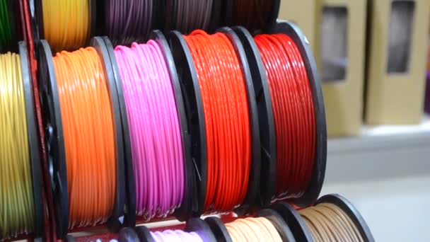 Flerfärgade filament av plast för tryck på en 3D-skrivare närbild — Stockvideo