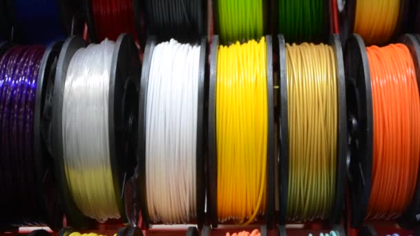 Flerfärgade filament av plast för tryck på en 3D-skrivare närbild — Stockvideo