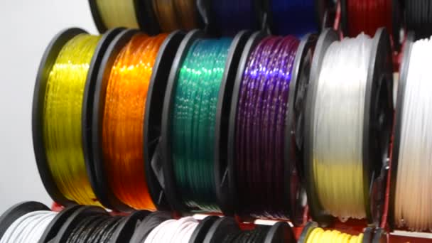 Filamentos multicolores de plástico para imprimir en un primer plano de impresora 3D — Vídeos de Stock