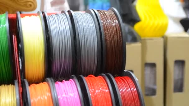 Meerkleurige filamenten van kunststof voor het bedrukken op een 3D-printer — Stockvideo