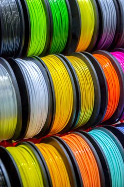 3D yazıcıya yakın çekimde yazdırmak için çok renkli plastik iplikler