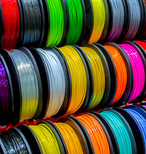 Многоцветные пластмассовые нити для печати на 3D принтере крупным планом