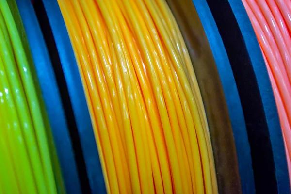 Meerkleurige filamenten van kunststof voor het bedrukken op 3D-printer close-up — Stockfoto