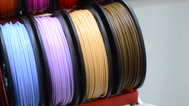 Filamentos multicolores de plástico para imprimir en un primer plano de impresora 3D — Vídeos de Stock