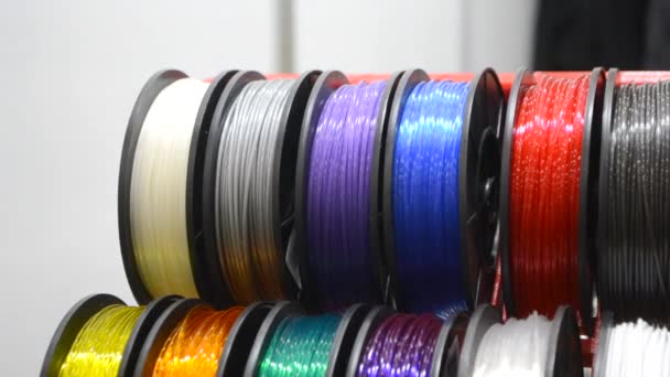 Filamentos multicolores de plástico para imprimir en un primer plano de impresora 3D — Vídeos de Stock