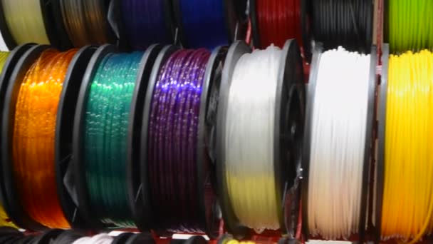 Filamentos multicolores de plástico para imprimir en un primer plano de impresora 3D — Vídeos de Stock