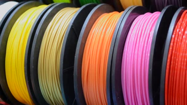 Filamentos multicolores de plástico para imprimir en un primer plano de impresora 3D — Vídeos de Stock