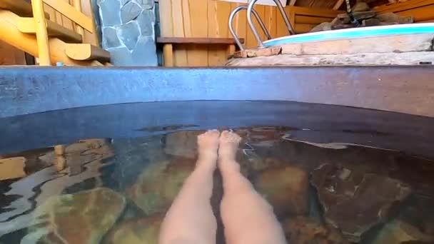 Chan in montagna. Grande calderone, vasca o piscina con acqua minerale calda o calda. — Video Stock