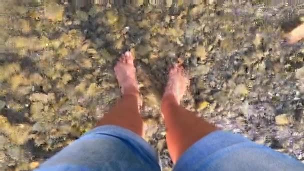Menina fica descalça em pedras rio raso — Vídeo de Stock