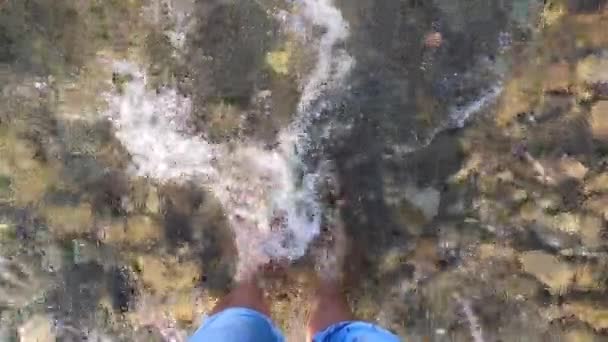 Menina fica descalça em pedras rio raso — Vídeo de Stock