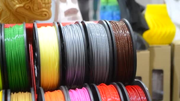 Flerfärgade filament av plast för tryck på en 3D-skrivare närbild — Stockvideo