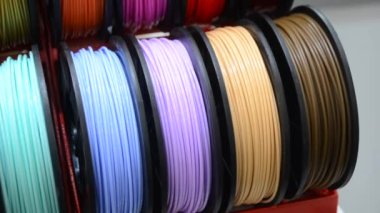 3D yazıcıya yakın çekimde yazdırmak için çok renkli plastik iplikler