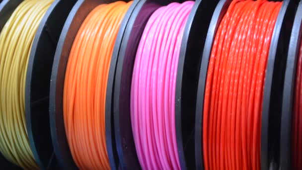 Meerkleurige filamenten van kunststof voor het bedrukken op een 3D-printer — Stockvideo