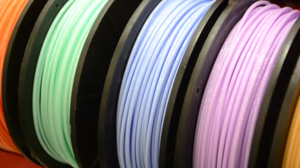 Filamentos multicolores de plástico para imprimir en un primer plano de impresora 3D — Vídeos de Stock