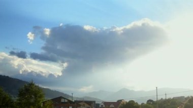 Hareketli bulutları olan zaman dilimi dağ manzarası