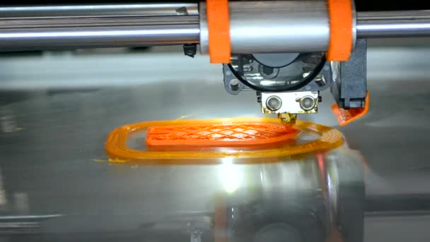 3D-Drucker druckt orangefarbenes Objektmodell orange Farbe Nahaufnahme. — Stockvideo