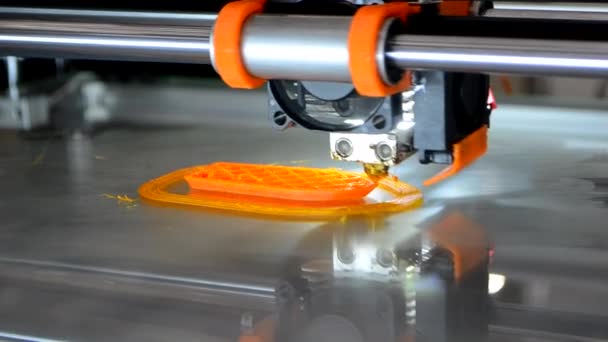 3d 프린터가 주황색 물체 모델을 프린트하고 있습니다. 주황색 색을 클로즈업 해서. — 비디오