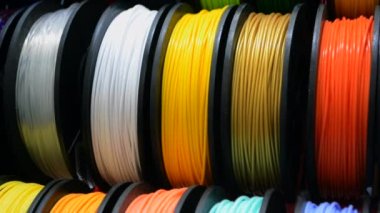 3D yazıcıya yakın çekimde yazdırmak için çok renkli plastik iplikler