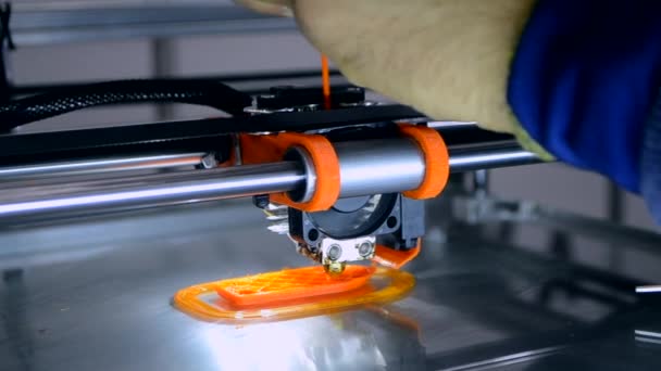 Imprimante 3D imprime un objet orange modèle orange couleur gros plan. — Video