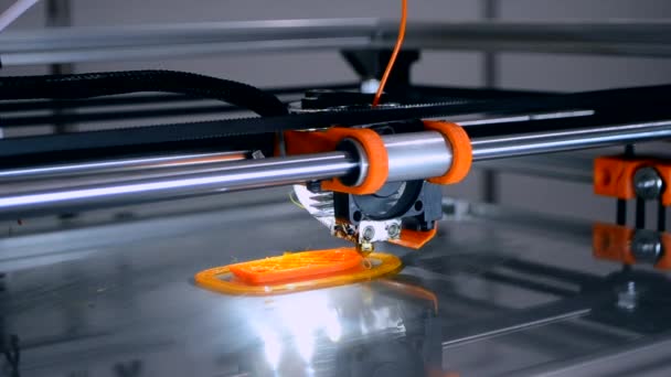 3D εκτυπωτής εκτυπώνει πορτοκαλί αντικείμενο μοντέλο πορτοκαλί χρώμα γκρο πλαν. — Αρχείο Βίντεο