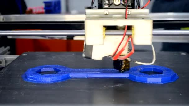 Impresora 3d imprime el modelo de objeto azul de color naranja primer plano. — Vídeo de stock