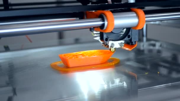 Impresora 3d imprime naranja modelo de objeto naranja primer plano de color. — Vídeos de Stock