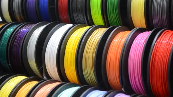Filamentos multicoloridos de plástico para impressão em uma impressora 3D close-up — Vídeo de Stock