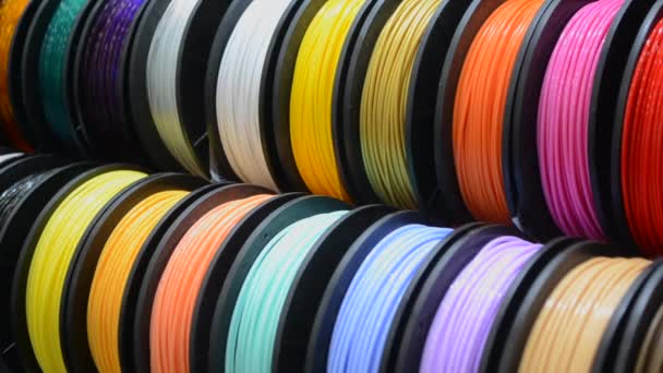 Многоцветные пластмассовые нити для печати на 3D принтере крупным планом — стоковое видео
